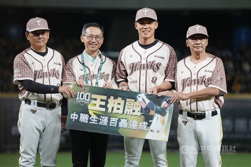 王柏融、台湾プロ100本塁打達成　台北ドームでセレモニー　古巣・日ハムの栗山CBOも祝意