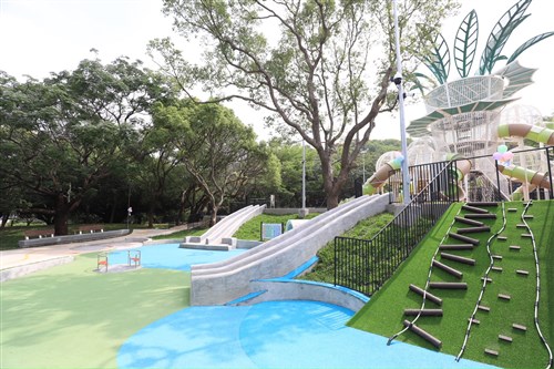 多種多様な滑り台が34基　音楽奏でるものも　台中市の公園／台湾