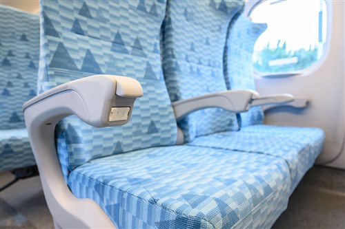 台湾高鉄、新型車両の普通車座席を公開　全席にコンセント　座り心地も改善