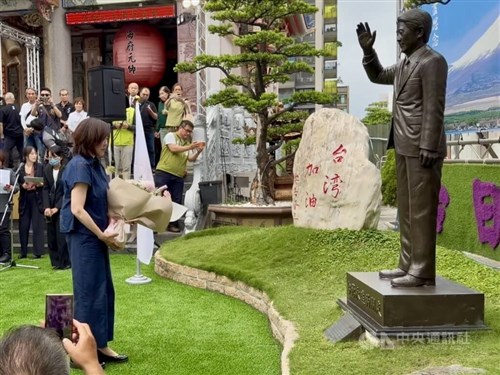 昭恵さん、高雄で安倍氏の銅像に献花　4回目　台湾日本関係協会の謝長廷会長ら同行