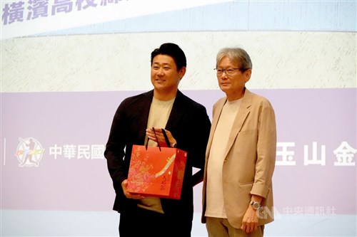 松坂大輔さん、台湾の高校野球大会開幕式に登場　郭泰源さんから記念品も
