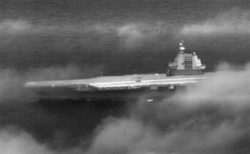 中国空母「福建」が台湾海峡通過　国防部長「十分に把握」　画像公開