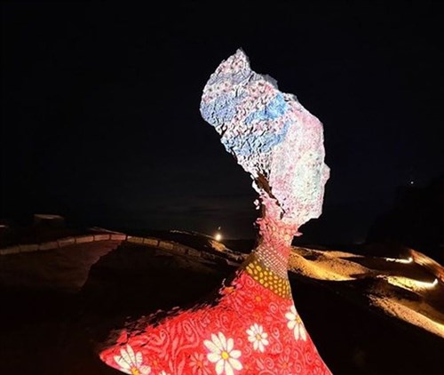 野柳ジオパークでライトアップ始まる　期間限定　前夜祭に日本からの250人／台湾