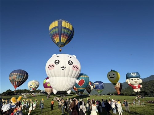 台東でバルーンフェス開幕　「ちいかわ」熱気球が初登場