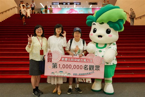 故宮博物院北部院区　今年100万人目の来館者／台湾