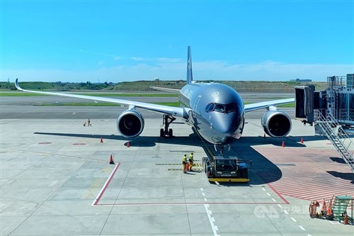 スターラックス航空　空山基氏とのコラボ特別塗装機、12日に東京線で初就航