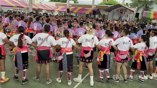 台風の影響でフェーン現象　厳しい暑さの中、豊年祭開催／台湾・台東