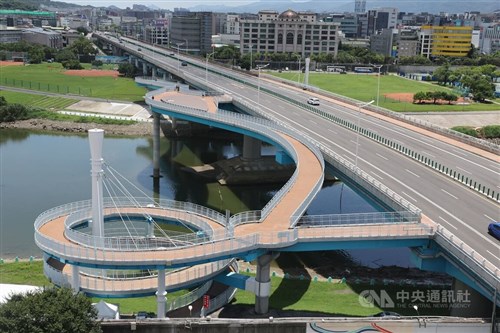 台北の「民権大橋」に歩行者・自転車専用橋が新設　飛行機の離着陸が間近に／台湾