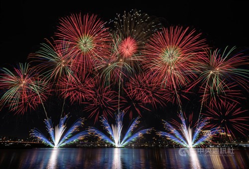 花火とドローンショー、台北の夜空彩る　大稲埕サマーフェスティバル／台湾