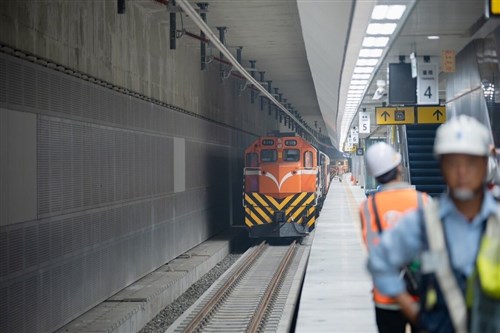 陳交通部長、台南駅の地下化工事視察　運用開始の繰り上げに期待／台湾