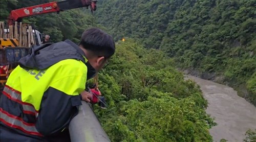 サルが女性のバッグ奪い渓谷に投げ落とす　警察と住民がクレーンで回収／台湾・台東