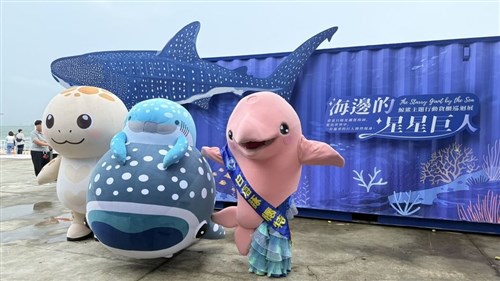 高雄市でジンベエザメ巡回展　コンテナで海の世界を再現