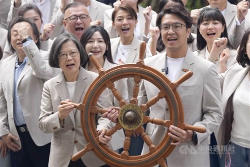 蔡英文前総統、民進党候補の台北市長選立候補届け出に同行　選挙戦後押し／台湾