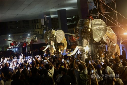 台北アーツフェス開幕　士林の街が劇場に　仏劇団のパレードに10万人超／台湾