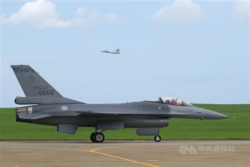 台中の空軍基地で無人機が活動　軍用・民間機が離着陸一時停止／台湾