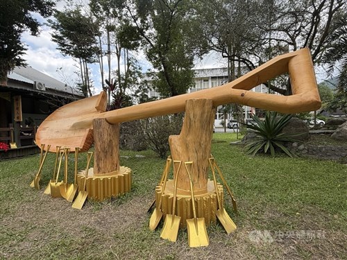 洪水被災地で巨大シャベルお披露目、「シャベルスーパーマン」に敬意／台湾・花蓮
