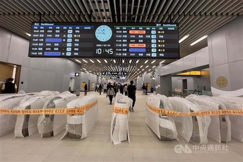 台湾鉄道の台南駅周辺区間、18日に地下化　運行制御室や新型改札機など公開