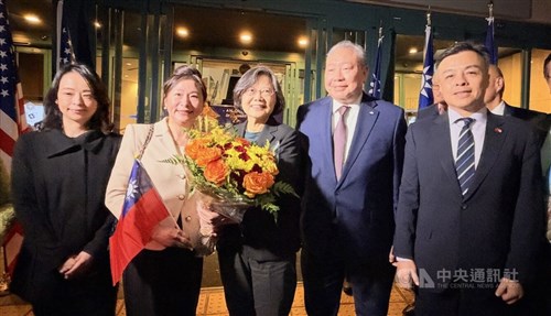 蔡前総統、サンフランシスコに到着　現地の大学で講演へ　宿泊先には多くの支持者／台湾