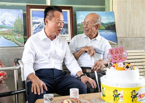 嘉義県の100歳の男性、今でも流ちょうな日本語　株取引も現役／台湾