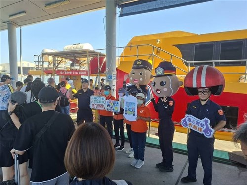 巨大なヘルメット姿の警察官登場　連休の観光客に交通安全啓発／台湾・屏東