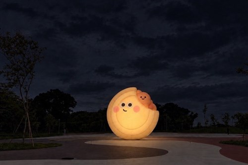 屏東の万丹森林公園、夜の新名所に　名物菓子モチーフの巨大ランタンも