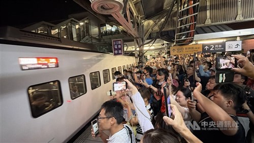 台湾鉄道台南駅が地下化　多くの人が地上駅の最終列車見送る