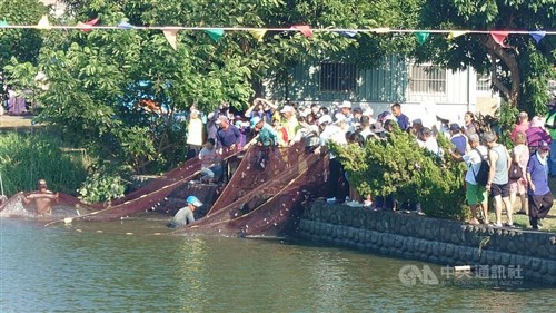 台湾・嘉義で伝統的な地引き網漁のイベント　市民らに漁獲物振る舞う