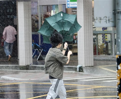 台湾　休業休校情報　台風30号【23日夜8時20分現在】