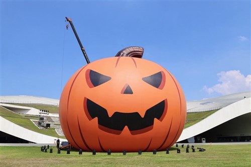 高雄市の広場に巨大カボチャ　週末のハロウィーンイベントに向けテスト／台湾