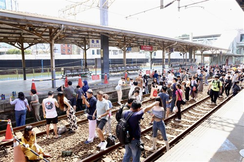 台南駅の旧地上ホーム、国民的文学作品の「名シーン再現」が人気に／台湾