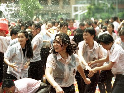 卒業を祝う水かけイベントで「落湯鶏」になった高校生