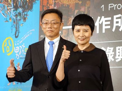 上場申請を発表した董俊仁ワンプロダクション董事長（左）、リー・リエ（李烈）氏（右）
