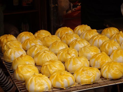 起司肉包。チーズが色鮮やかで食欲をそそる。
