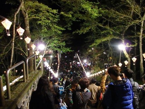 会場となった校庭から校門までの道は大混雑。事故防止の為、階段の上では人数制限が行われていた。