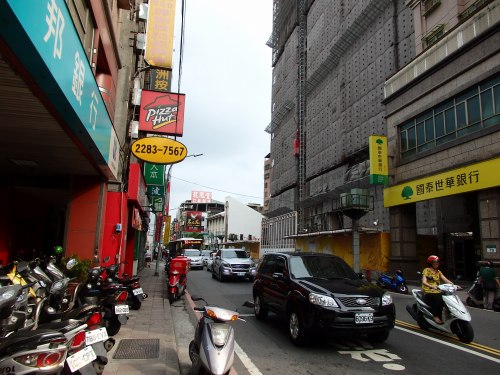 教会前の中正路。写真の右側、国泰世華銀行の裏手あたりにテレサの旧家はあったという。台湾の町並みの移り変わりの早さを感じさせる。