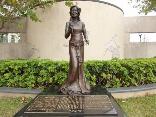 出口1と2の真ん中あたりに建ち、駅を出入りする市民を見つめているよう。