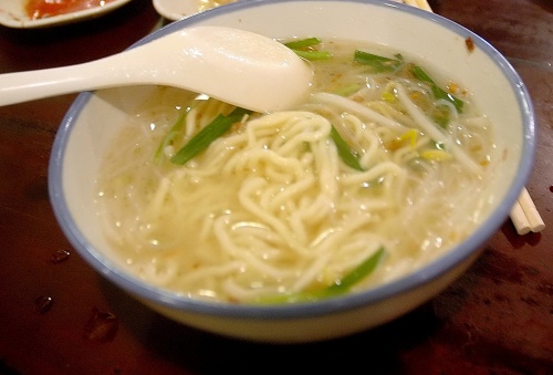 切仔麺。具材はもやしやニラのみとシンプル。