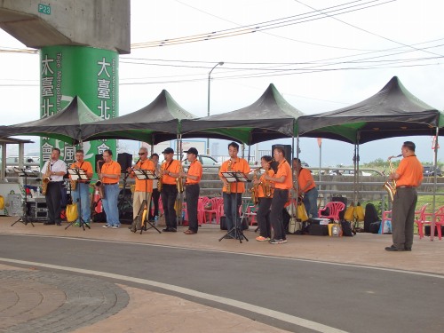 楽器を演奏する人も。