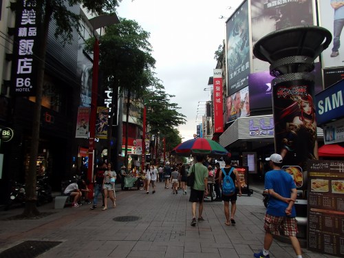 武昌街二段の「電影街」。ストリートには屋台も多く並ぶ。