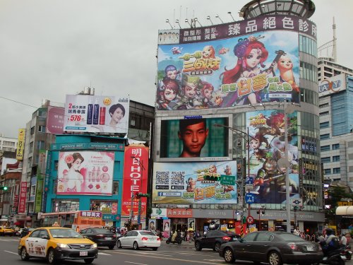 真善美劇院は右手のビルの7階に入る。左手のビルも以前はランドマークとされていたという。