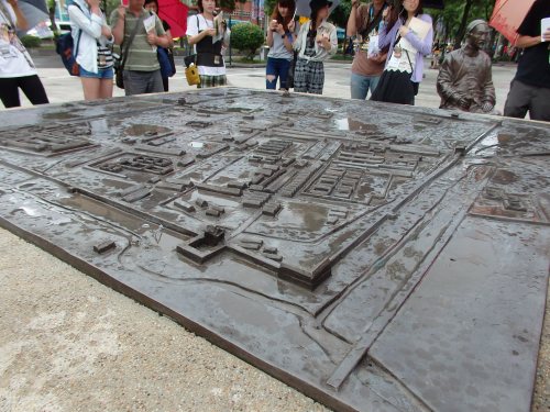 台北メトロ（MRT）西門駅出口1そばに昨年設置されたパブリックアート。1895年当時の台北の街並みが再現されている。