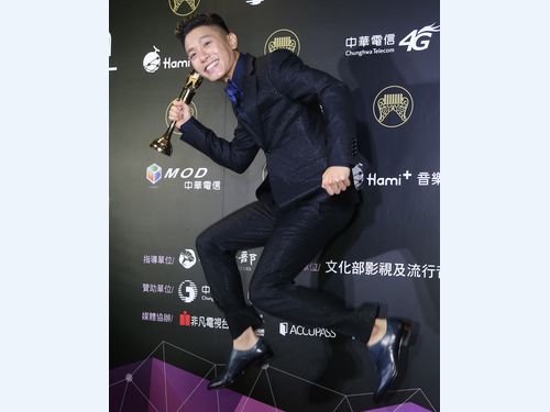 ウィリアム・ウェイ（韋礼安）。受賞作品はアルバム「有所畏」の「狼」。
