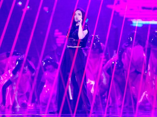 過去の女性歌手賞受賞者5人の名曲メドレーを披露したララ・スー（徐佳瑩）。