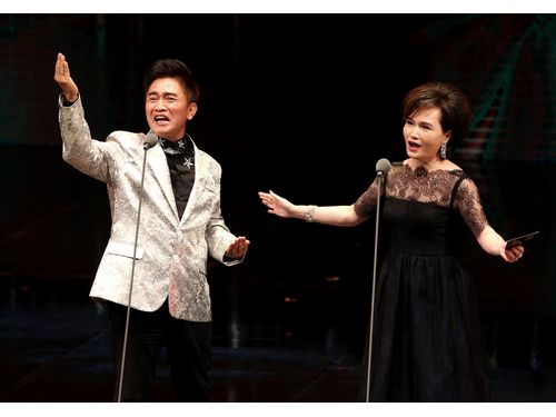 バラエティー番組部門のプレゼンターを務めたジャッキー・ウー(吳宗憲、左)とシェン・チュンホア(沈春華)