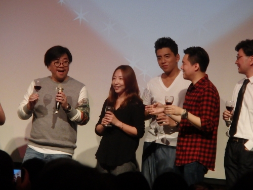 乾杯をするチェン・ユーシャン（陳玉珊）監督（左2）とダレン・ワン（王大陸、左3）