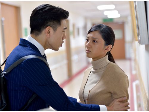 父親をめぐって口論するチャー(左)とヤージュエン=三立テレビ提供