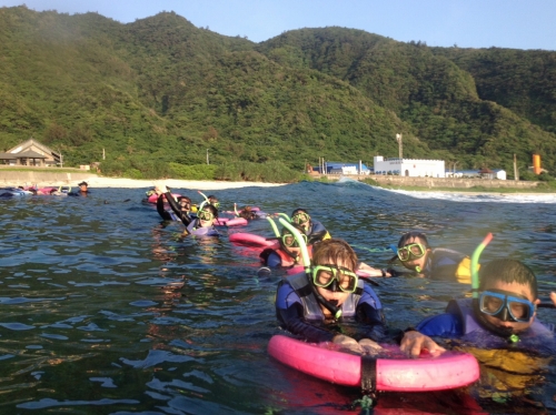 シュノーケリングの参加者たち。インストラクター1人と10人程度の参加者で行った。