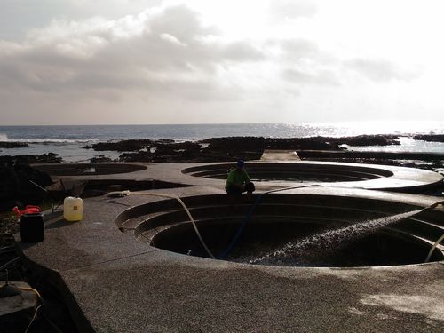 ビーチにある海底温泉。この時は完全に浴槽が姿を現してはいたものの、3つの浴槽の内2つは清掃中で、客はまばらだった。
