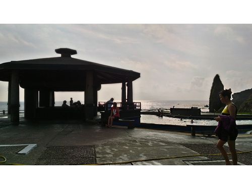 高台の温泉エリア。朝日温泉は、付近の海域の海水や地下水が地底に滲み込んだ後、マグマ溜まりの熱で温められ、それが潮間帯から湧き出たもの。水質は無色透明で、海水のしょっぱさを帯び、さらさらとしている。