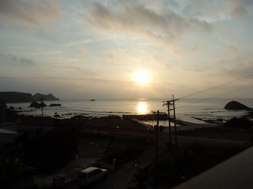 東の海から顔を出した朝日。清々しい気分に浸らせてくれる。